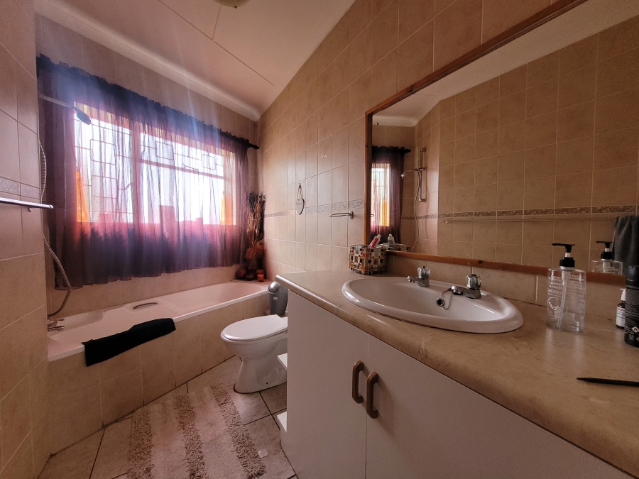 To Let 3 Bedroom Property for Rent in Aston Bay Eastern Cape